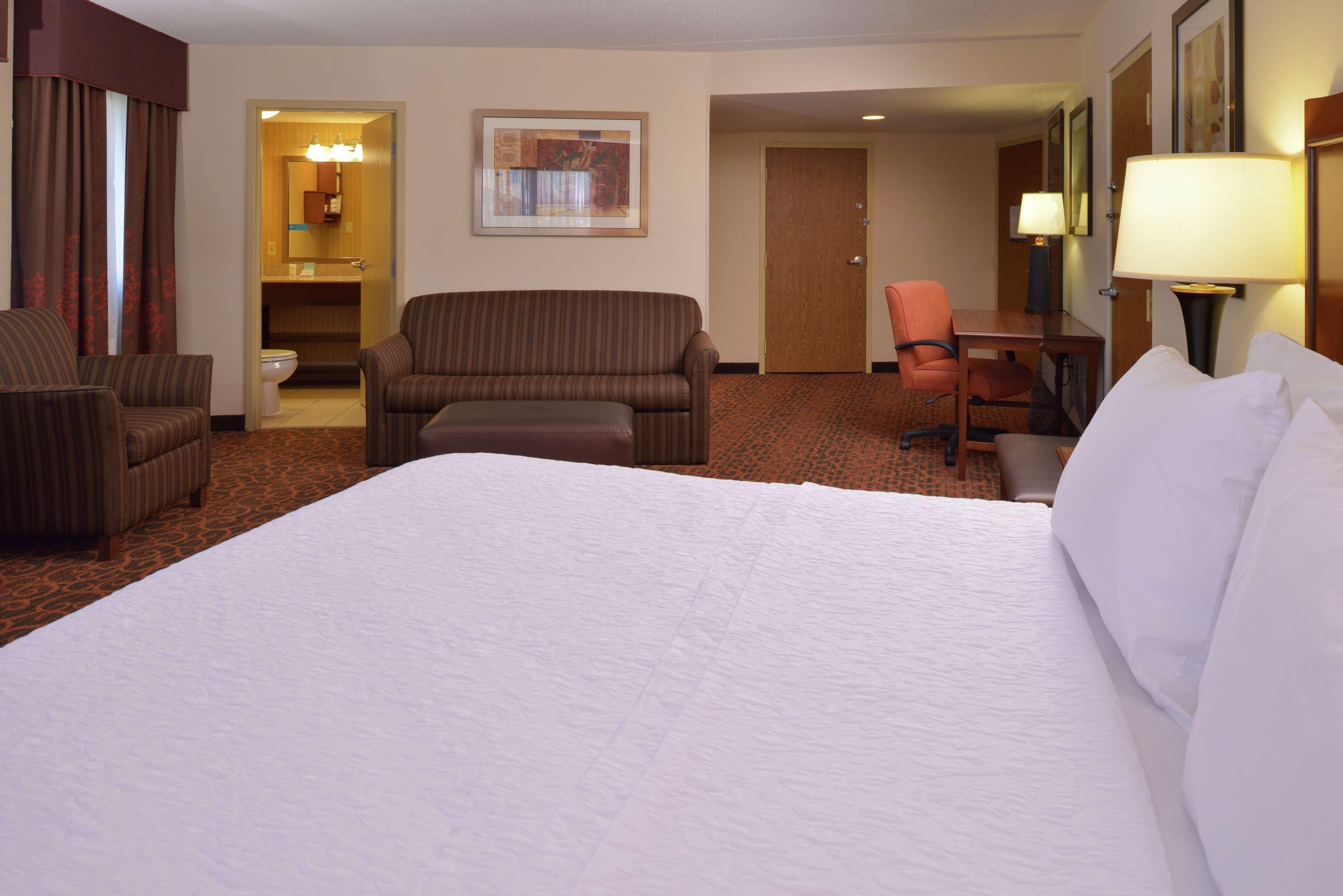 Hampton Inn Фредерик Екстериор снимка