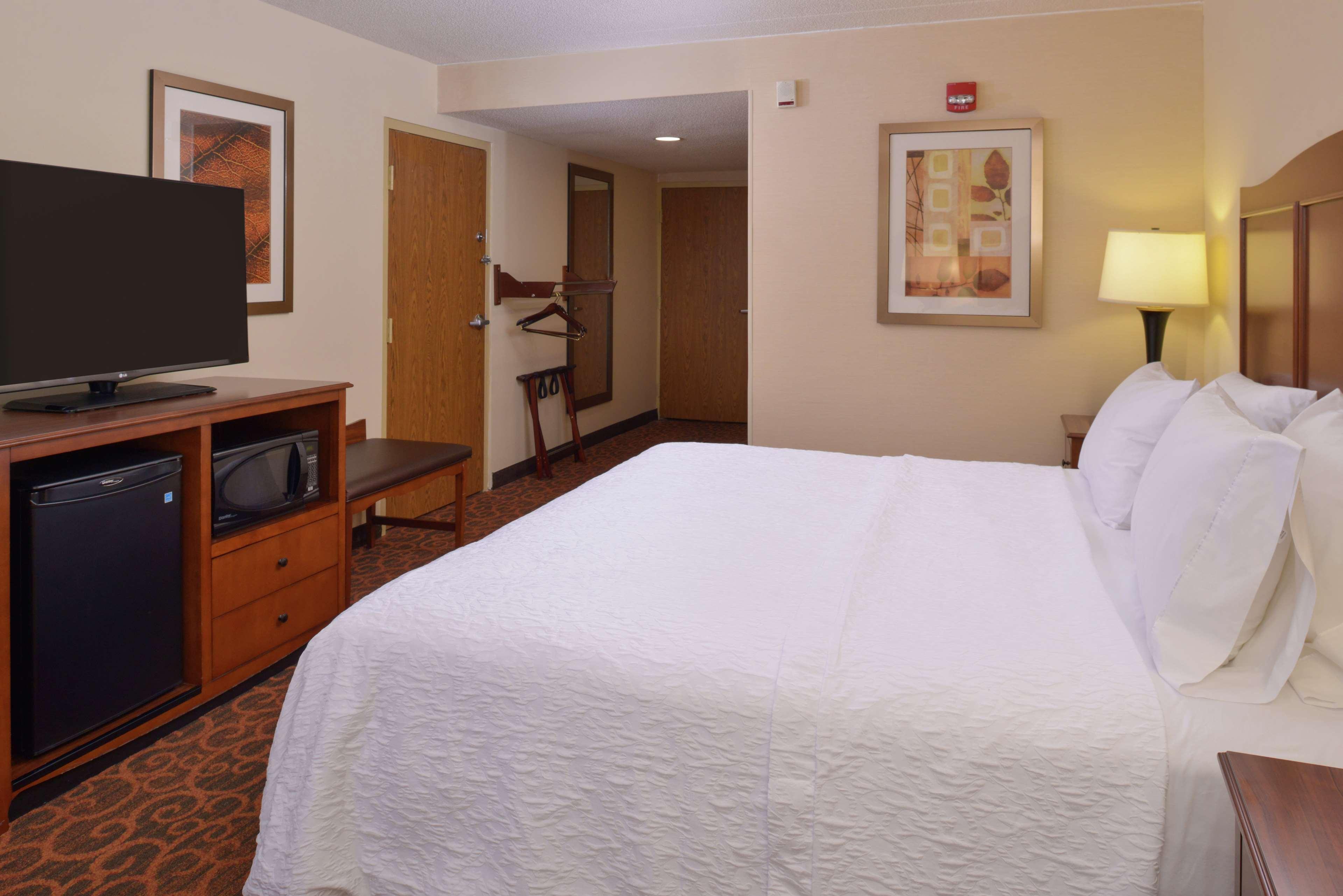 Hampton Inn Фредерик Екстериор снимка