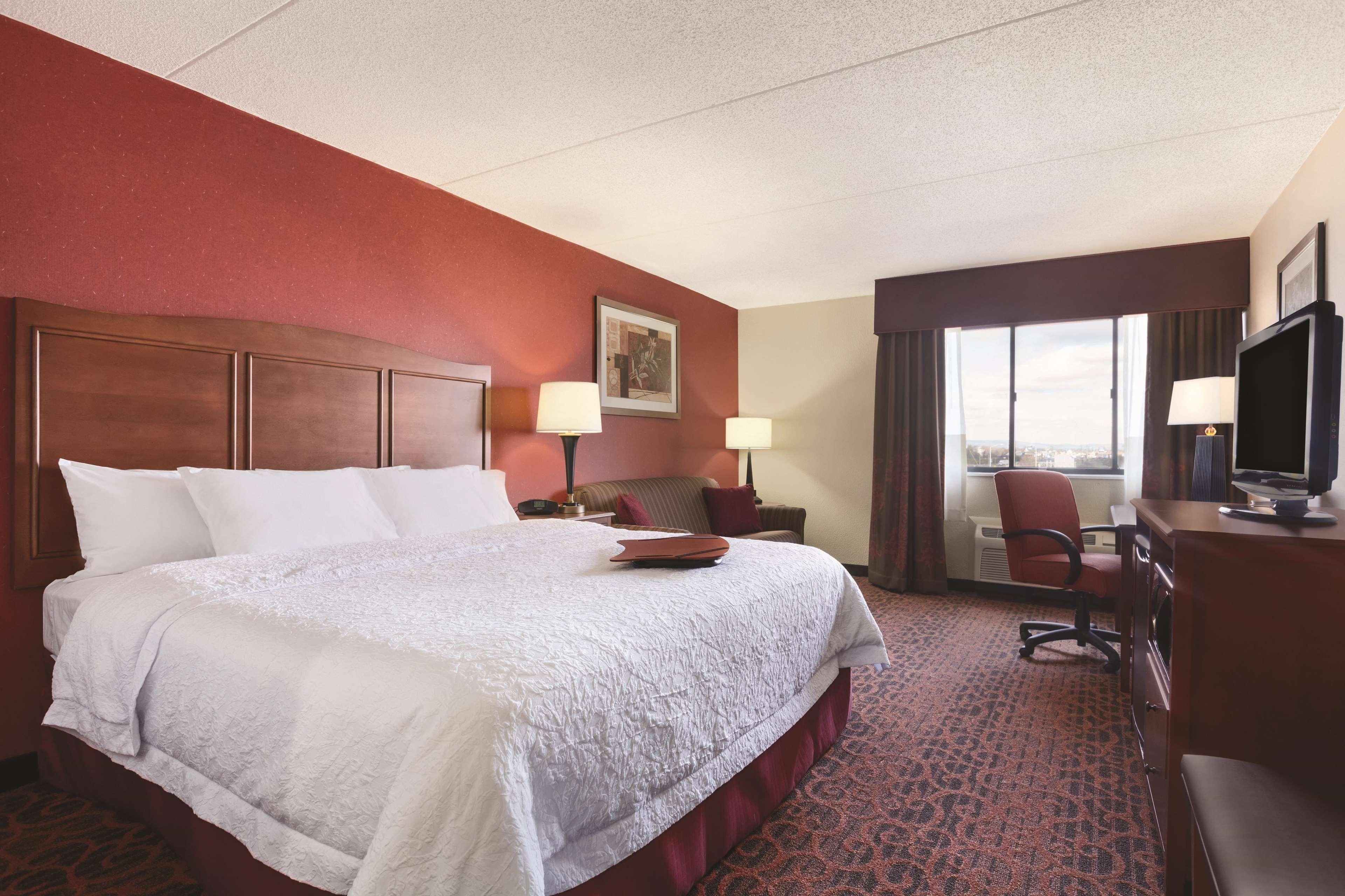 Hampton Inn Фредерик Екстериор снимка