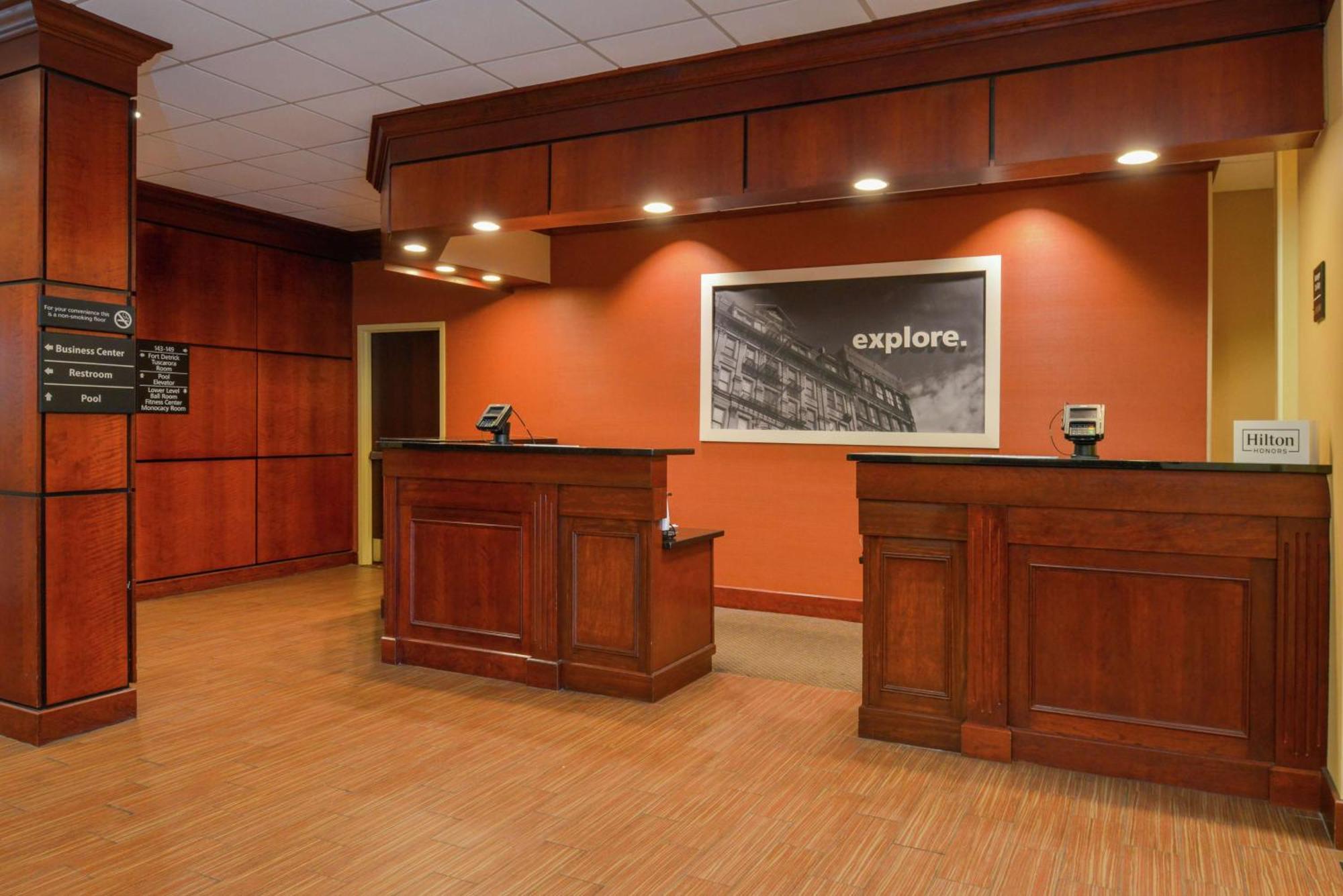 Hampton Inn Фредерик Екстериор снимка